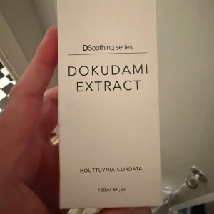 Dokudami Extract toner 150ml - Japansk toner med dokudami-extrakt (houttuynia cordata) i en stilren vit förpackning. Perfekt för dig som vill ha en återfuktande och lugnande produkt i din hudvårdsrutin. Innehåller 150 ml och har minimalistisk design med svart text.