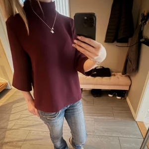 Vinröd trekvart ärmad❤️ - Säljer nu min super snygga vinröda trekvart ärmad tröja med lite polo❤️ jätte fint skick, perfekt för hösten/vinter💕 den är i storlek s men skulle säga att den sitter som xs, de är bara å skriva för frågor eller mer bilder❤️❤️