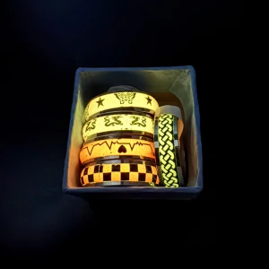 Lysande ringar  - Ringar i storlek 21 som lyser i mörkret efter att ha laddats med ljus. Finns i olika färger, och vissa ändrar färg när det blir mörkt. En stilren och unik detalj som drar blickarna till sig både dag och natt.