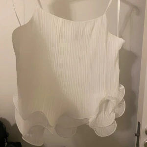 Vit linnetopp med volang från Vero Moda - SÅÅ vacker, hade på mig en gång till min student middag!!🥹🥹💘