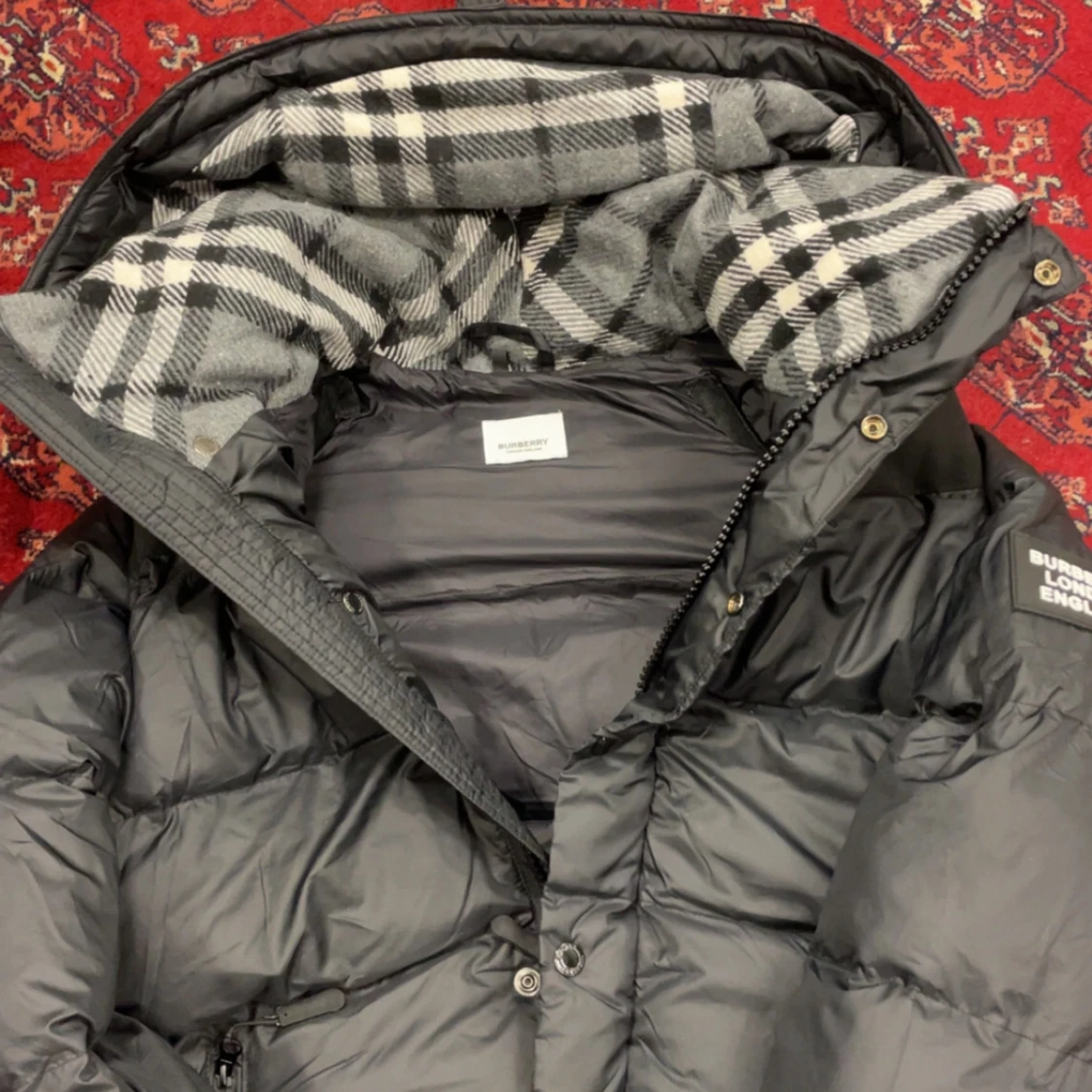 Svart Burberry pufferjacka med huva