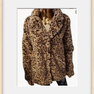 Leopardmönstrad pälsjacka Lager 157 - Säljer en snygg jacka från Lager 157 med leopardmönster i beige och bruna toner. Jackan har bred krage, långärmad design och är tillverkad i mjuk polyester.Så lent tyg.. Mysig.. Perfekt för dig som vill sticka ut med en cool och trendig look.