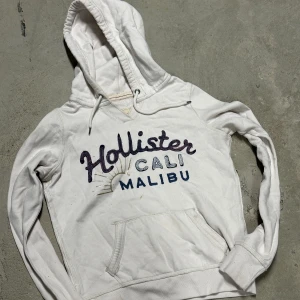Hollister hoodie - Säljer nu denna extremt eftertraktade och sällsynta hollister hoodie! Grymt skick, inga defekter - ser exakt ut som på bilderna! Storlek M, kan passa S med! Skriv gärna vid frågor 💬✌️