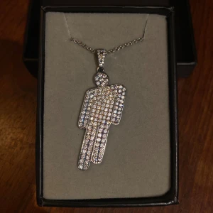 Billie Eilish Blohsh halsband - Billie Eilish Blohsh original halsband med rhinestones och i sterling silver S925 (se sista bilden)           Sällsynt merch köpt 2020.