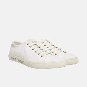 Vita sneakers från Saint Laurent - Snygga vita sneakers från Saint Laurent med låg profil och rund tå. Skorna har snörning med metallöglor och Saint Laurent-logga på sidan och hälen. Tillverkade i canvas med detaljer i skinn, perfekt för en clean och stilren look.