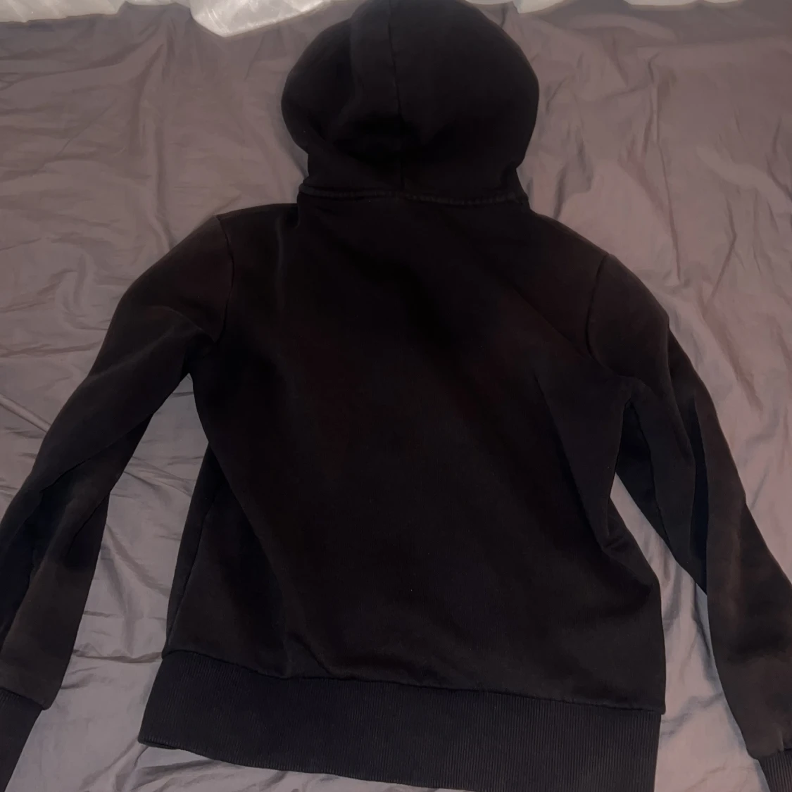 Svart hoodie Peak Performance med dragkedja - 2