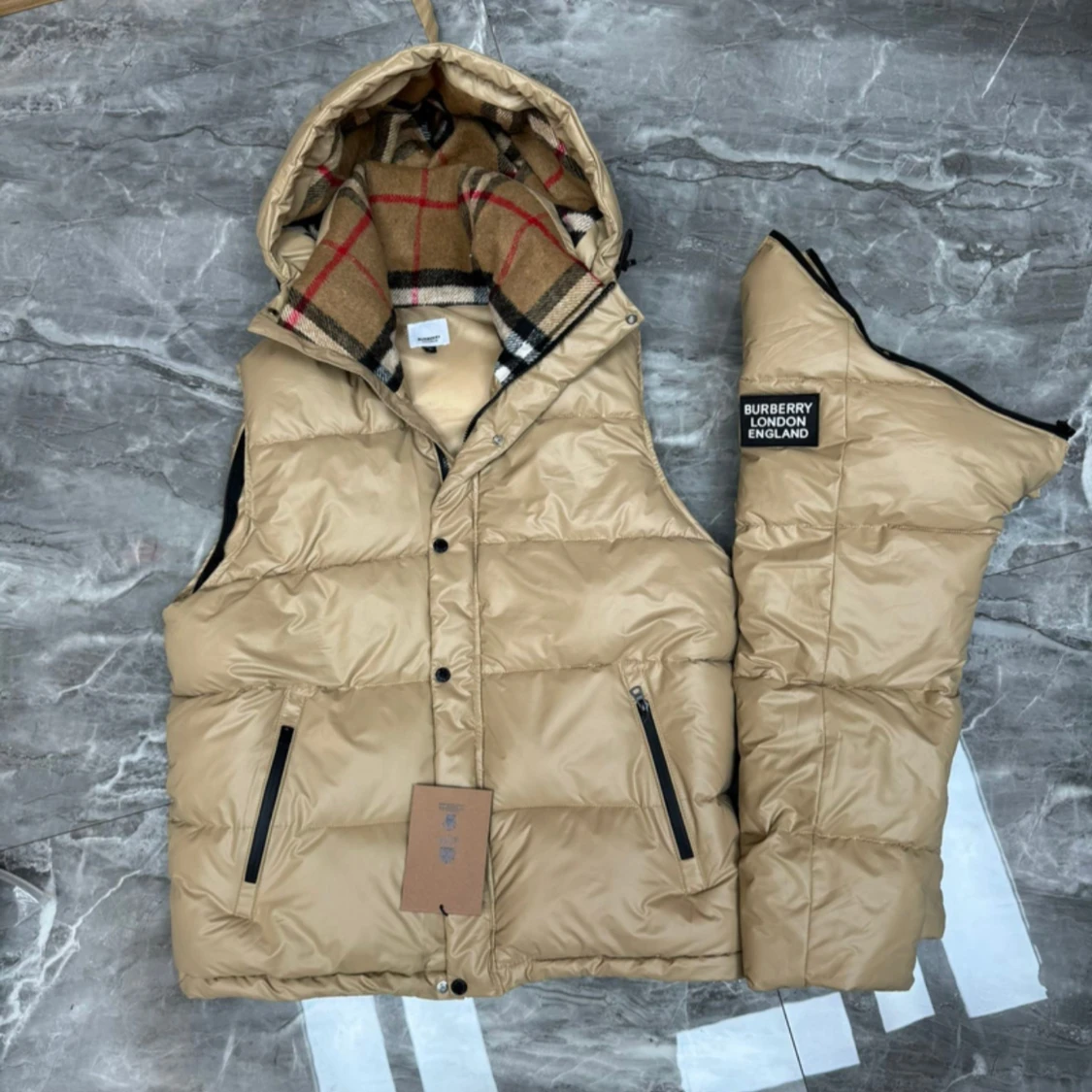 Burberry dunväst med huva och mönstrat foder - 1