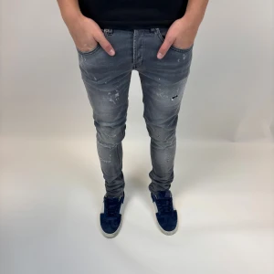 Dondup Jeans George  - Dondup Jeans George! Trendigaste jeansen på marknaden.  Skick= 9,5/10 Ny pris= 4000 kr Säljs för= 1299 kr (Modellen har original slitningar från fabrik vilket är väldigt eftertraktat och populärt) 