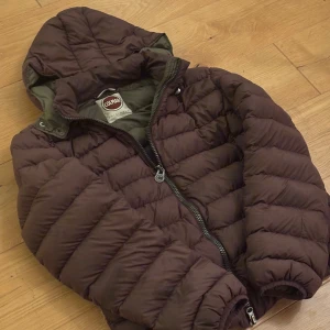 Colmar puffer - Riktigt fet Colmar jacka, passar perfekt för kyliga dagar med en skön hoodie under. Säljes till det billiga priset av 599kr då jackan är lagad på vänster arm (se sista bild) i övrigt fint skick på jackan så inget man tänker på vid användning. 