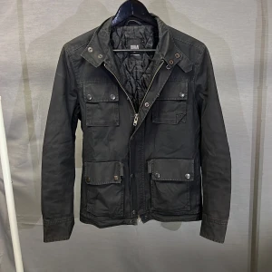 Field jacka j lindeberg xs svart - Supersnygg fieldjacka från j Lindeberg! Den har dun innuti så den är lite varmare vanliga field jackor! Size xs! Modellen är 179 o den är lite liten. Perfekt på typ 170-175cm! Hör av dig vid frågor