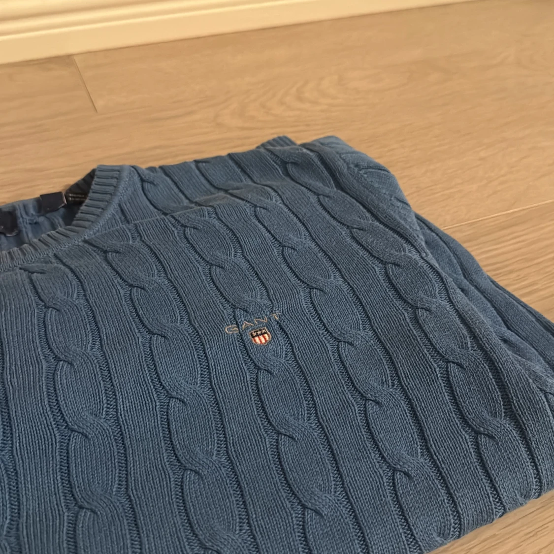 Blå kabelstickad tröja från GANT - 1