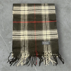 Burberry Halsduk - 💪🏽Skick:Ny utan prislapp   📐Mått:Längd:163cm:Bred:29cm  📎Material:100%Lambswool  📦Skickar alltid inom 24h  💸Köp fler plagg för att få billigare pris  ✅Äkthetsgaranti