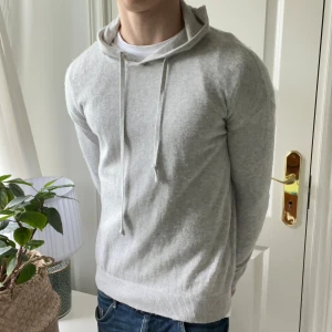 Cashmere hoodie s - Cashmere hoodie s, inga defekter. Modellen är 180 cm 75 kg. Det är 10% cashmere. Handtvätt gäller✌️