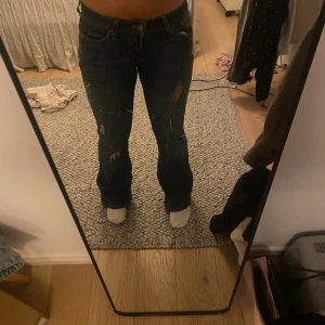 Levis 501 mörkblå slitna jeans - Mörkblå Levis 501 jeans med raka ben och slitna detaljer på låren och knäna. med låg midja och tydliga Levis-sömmar på bakfickorna.  Kommer inte till användning. Storlek 36 