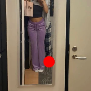 Lila juicy - Säljer ett par lila juicy. Använda 2-3 gånger och är som nya. 