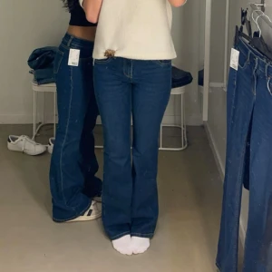 Flared low jeans - Säljer mina mörkblåa low waist jeans med utsvängda ben från H&M då de ej kommer till användning. De är lite sönder längst ned på benen men det är verkligen inget man märker när man har på sig dem🩷