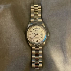 Klocka herr - En fin herrklocka från Lotus! Köpte för nån månad sen och använd fåtal gånger! Skicket är precis som ny. Säljs då jag ej använder längre!