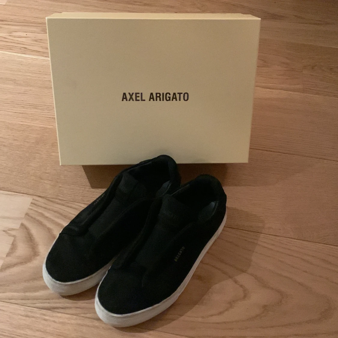 Svarta sneakers från Axel Arigato