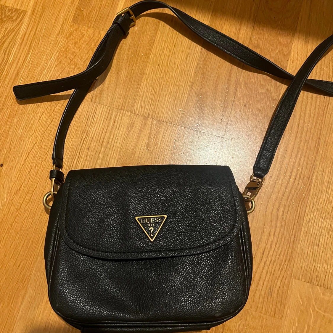 Svart axelväska från Guess