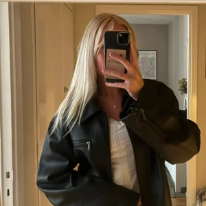 Gina tricot jacka - Super fin jacka från Gina tricot. Nu utan pris lapp. Hör gärna av dig om du har några funderingar!🥰pris kan diskuteras vid snabb affär