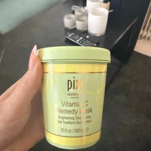 Pixi Vitamin-C Remedy Mask 300ml - Fräsch ansiktsmask från Pixi med vitamin C som ger glow och lyster. Masken är en ljusgul gel i en mintgrön burk med gulddetaljer. Perfekt för dig som vill boosta huden med fukt och fräschör.
