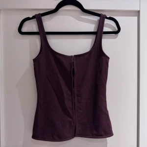 Vinröd topp från Weekday - vinröd topp från Weekday med silverhakar. Sista haken har lossnat. Passar XS och S