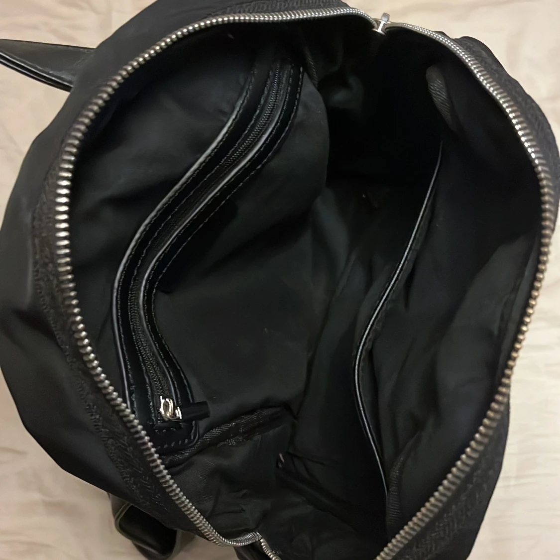 Svart ryggsäck med dragkedjor - 2