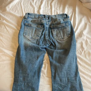 Blå bootcut jeans från Gina Tricot - Säljer då jag behöver pengarna till ett par andra byxor
