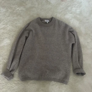 Beige stickad tröja från other stories  - Väldigt bra skick, i mohair är tröjan! Köpt för 1000 kr