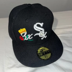 New Era Keps - Väldigt fet new era keps, fått av min kusin, passar som det stor på storleken 7 1/4!!