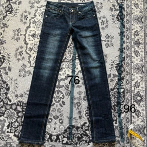 Miss Sixty mörkblå jeans med raka ben - Mörkblå jeans från Miss Sixty med snygga slitningar och kontrastsömmar. Klassisk femficksmodell med raka ben och detaljerade bakfickor. Jeansen har en normal passform och är tillverkade i jeansmaterial med en cool tvättad look.