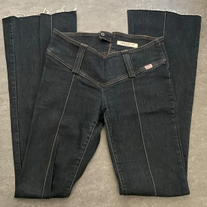 Miss sixty flare jeans - Jätte fina lågmidjade jeans från Miss sixty i stl 27. Jag har klippt av dem längst ner. Midjemått: 37-38 cm innerbenslängd: 79 cm