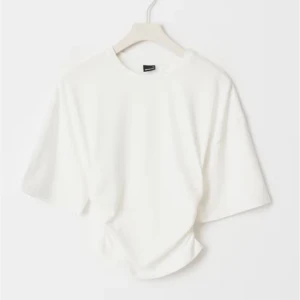 Ginatricot trendig t shirt  - Nysick med lappen kvar aldrig använd 