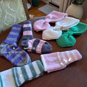 Randiga stickade strumpor i pastell - Handstickade strumpor i flera storlekar, med breda ränder i grått, rosa, vitt, grönt och gult. Mjuka och sköna, perfekta för kalla dagar. Klassisk ribbad mudd och retrovibbar. Säljs i olika färgkombinationer och storlekar.