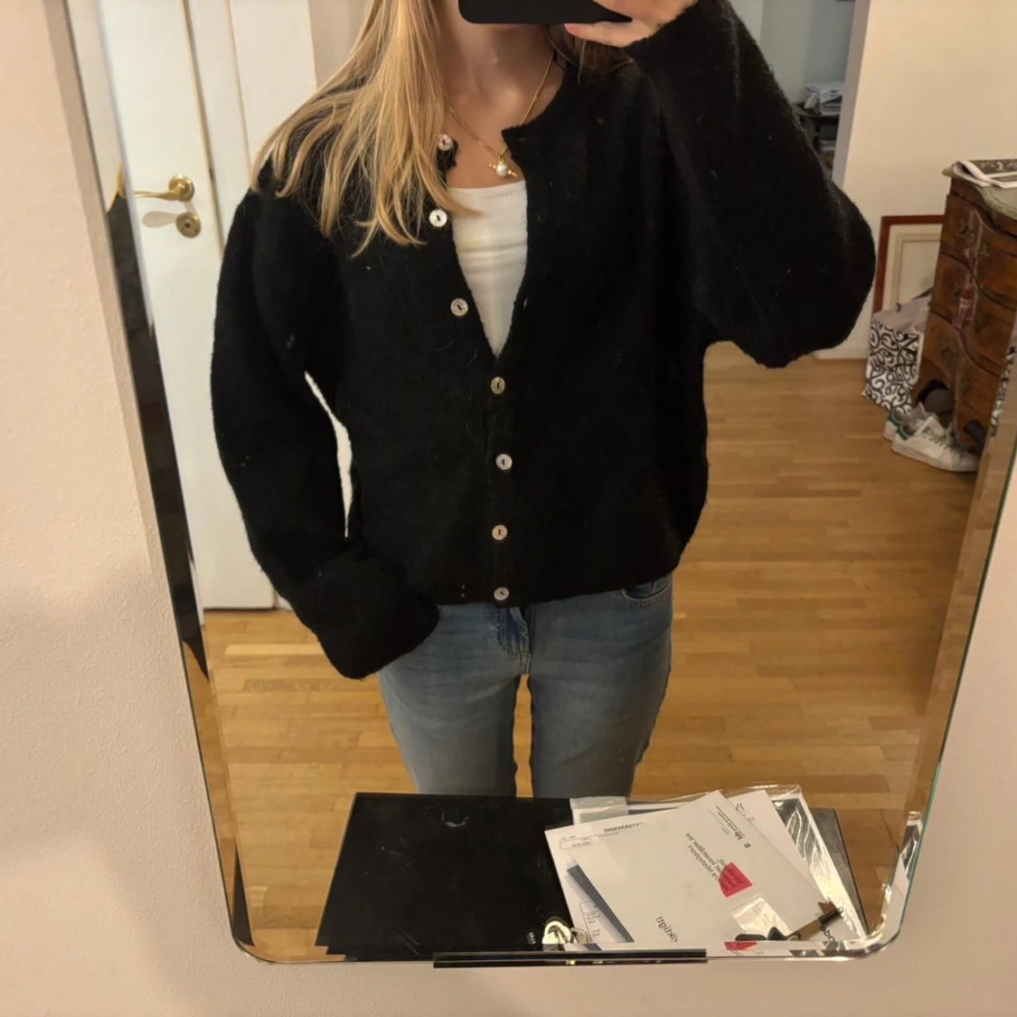 Svart kofta med knappar