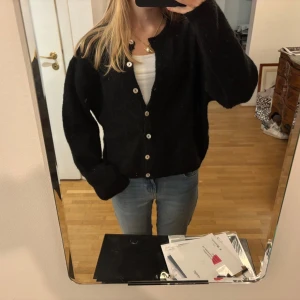 Svart kofta med knappar - Mysig svart kofta från Gina tricot. Jättefint skick. 