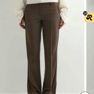 Bruna kostymbyxor Nelly  - Helt nya bruna kostymbyxor i storlek 36 och lågmidjade. Kan ej retunera då jag drog av lappen men sedan ångrade mig.