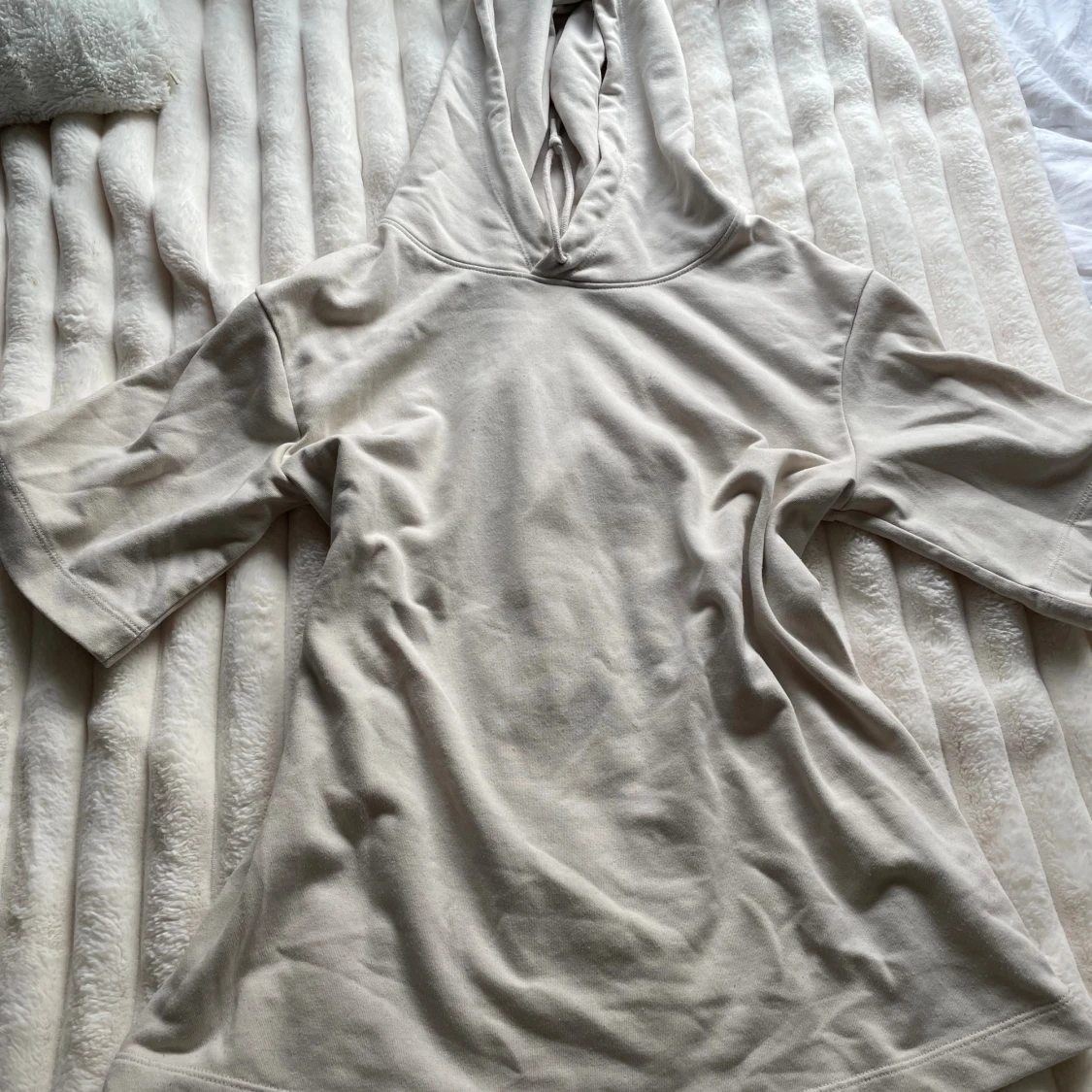 Beige hoodie-tshirt med kort ärm - 3
