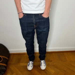 Blåa Nudie Jeans - Blåa jeans från Nudie. Modell STEADY EDDIE II. Storlek 30/30. Skick - 10/10. Nypriss - ≈1400kr. Mitt pris - 549kr.