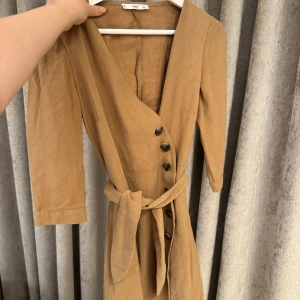 Klänning MANGO - Jättefin klänning med knappar och bälte från Mango. S men passar även XS. Som ny