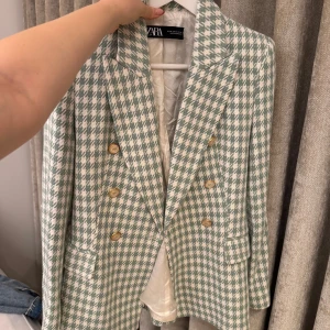 Kavaj ZARA - Snygg kavaj som är perfekt till julen! Använd en gång i 2h så den är som ny. Storlek XS