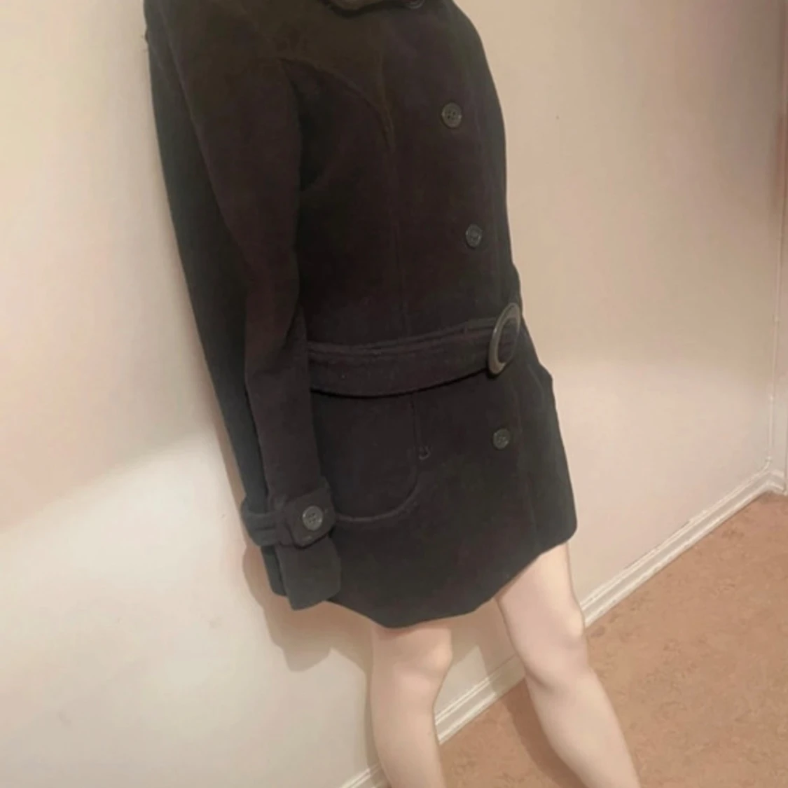 Svart kappa med bälte och knappar - 2