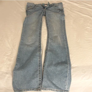 blå jeans  - Snygga ljusblå jeans från Gina Tricot Young i storlek 164, BLÅ CHUNKY BASIC FLARE JEANS, Midjan är låg och gylfen består av två knappar och dragkedja. Midjan är justerbar. Skriv om ni har frågor🥰