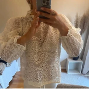 Neo noir blus - Obs, första bilden är LÅNAD! 🤍 Blus från Neo Noir! Sminkfläckar på insidan av kragen men inget som syns när den bärs, därav priset. 🤍 