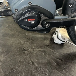  Elcykel trek med Bosch Performance Line CX - Snygg Trek elcykel utrustad med kraftfull Bosch Performance Line CX-motor. Cykeln har mittmonterat batteri och tydlig display. Passar perfekt för både stad och terräng. Mindre bruksspår syns men i gott skick. Perfekt för dig som söker en pålitlig elcykel. Kör 55 räckvid 120 mycket bra ändå fel är växeln måste lagas om man vill köra på växel 8 och 9 kostar runt 800 1000 men växel 7 och alla under de funkar på 7 kör den 55 8 60 och 9 70kmh, ett till fel bromsbelägg måste bytas annars allt perfekt.