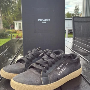 Svarta Saint Laurent sneakers - Svarta sneakers från Saint Laurent. Skorna har används i någon månad men inga större slitningar, Perfekt nu inför hösten👍