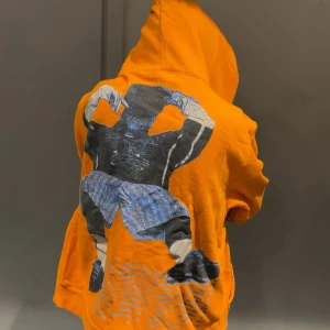 Billie eilish merch!!😍 - Tänkte sälja min hit me hard and soft merch jag köpte i Stockholm under hennes tour! Skriv för frågor och funderingar! Endast använt fåtals gånger❤️‍🔥