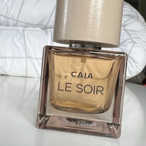 CAIA Le Soir Eau de Parfum - Parfym från CAIA - Le Soir. 50ml. Helt ny & oanvänd🤍