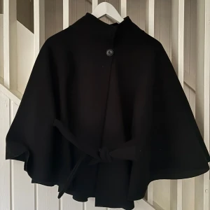 Missäy Kappa/poncho - Kappa från missay fast med svart knapp då jag bytt ut den själv. Använd ca 2 gånger, säljer då den inte kommer till använda❤️ Pris kan diskuteras!