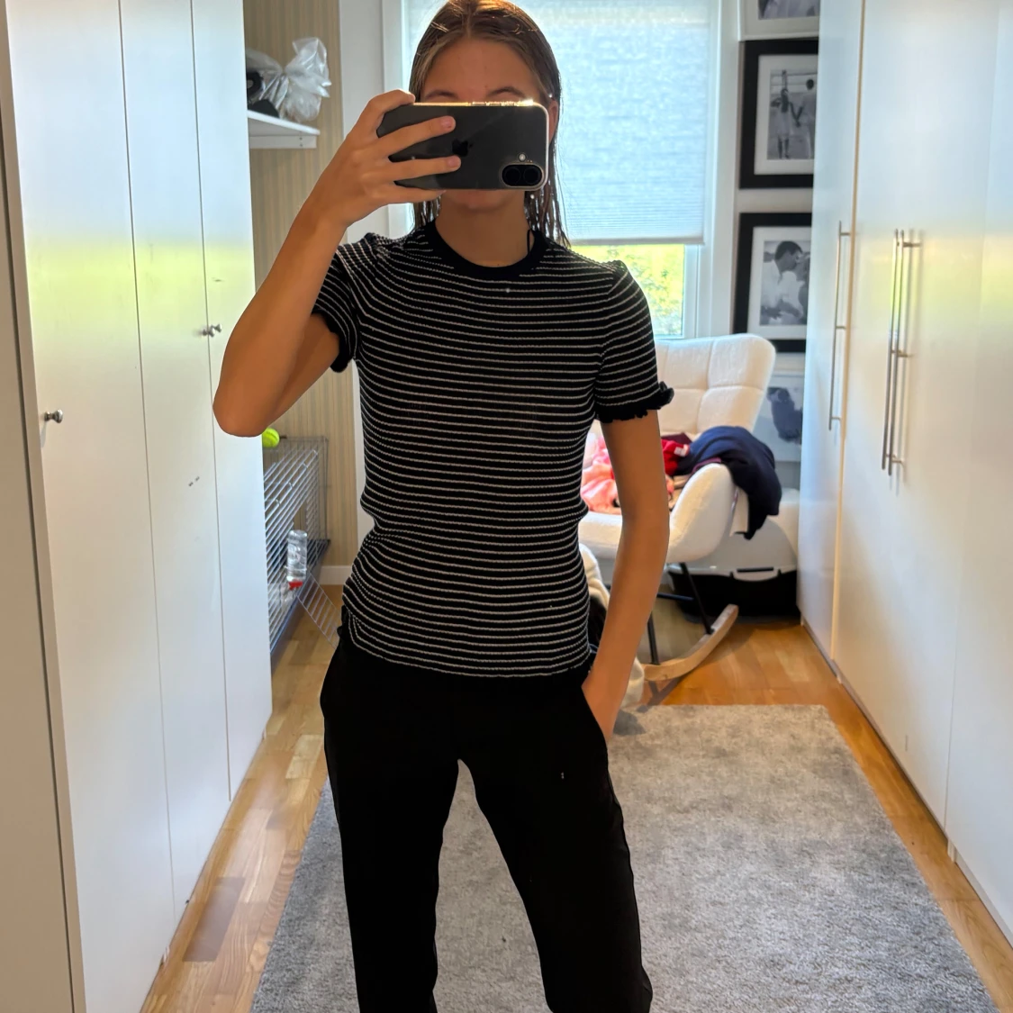 Blåtvit randig T-shirt med volangärm - 1